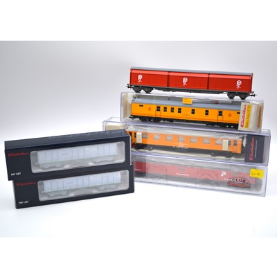 Lot 402 - Six Electrotren HO gauge model railway coaches and wagons