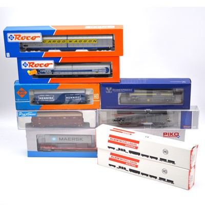 Lot 406 - Nine nixed HO gauge model railway rolling-stock and wagons