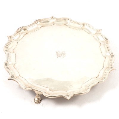 Lot 62 - George III style circular salver, Daniel & John Wellby, London 1902