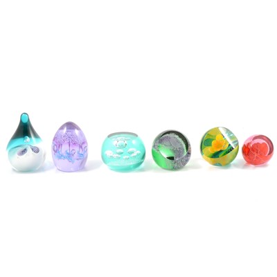 Lot 21 - Thirty-one glass paperweights.