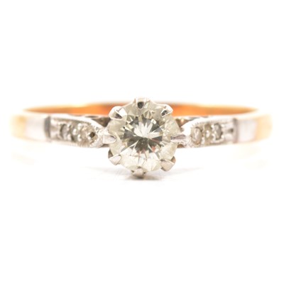 Lot 4 - A diamond solitaire ring.