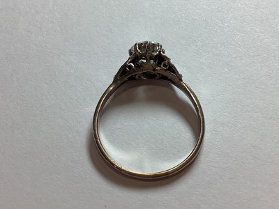 Lot 6 - A diamond solitaire ring.