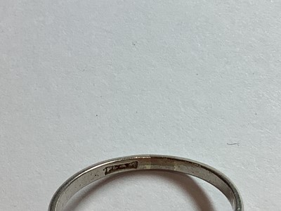 Lot 6 - A diamond solitaire ring.