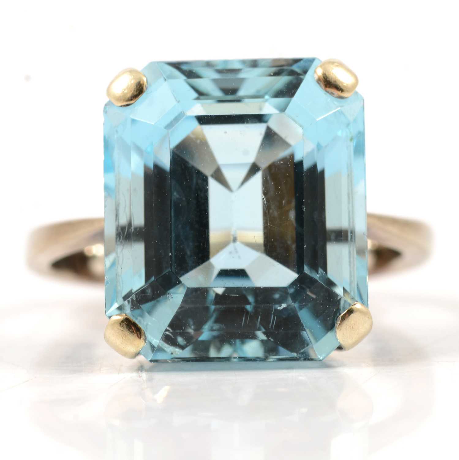 Lot 42 - An aquamarine dress ring