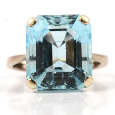 Lot 42 - An aquamarine dress ring