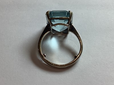 Lot 42 - An aquamarine dress ring