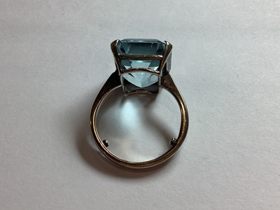 Lot 42 - An aquamarine dress ring