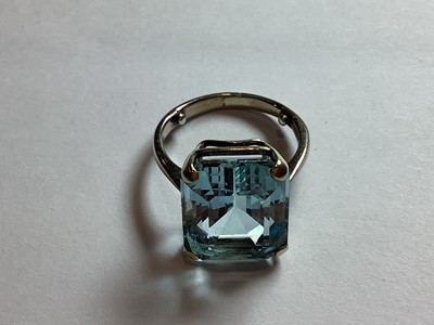 Lot 42 - An aquamarine dress ring