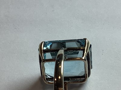 Lot 42 - An aquamarine dress ring