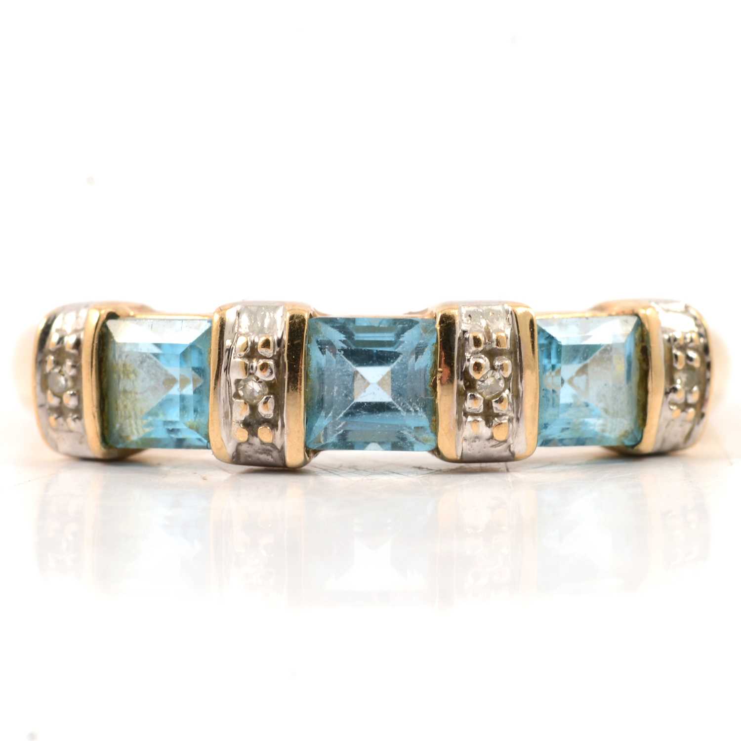 Lot 47 - An aqua coloured dress ring.