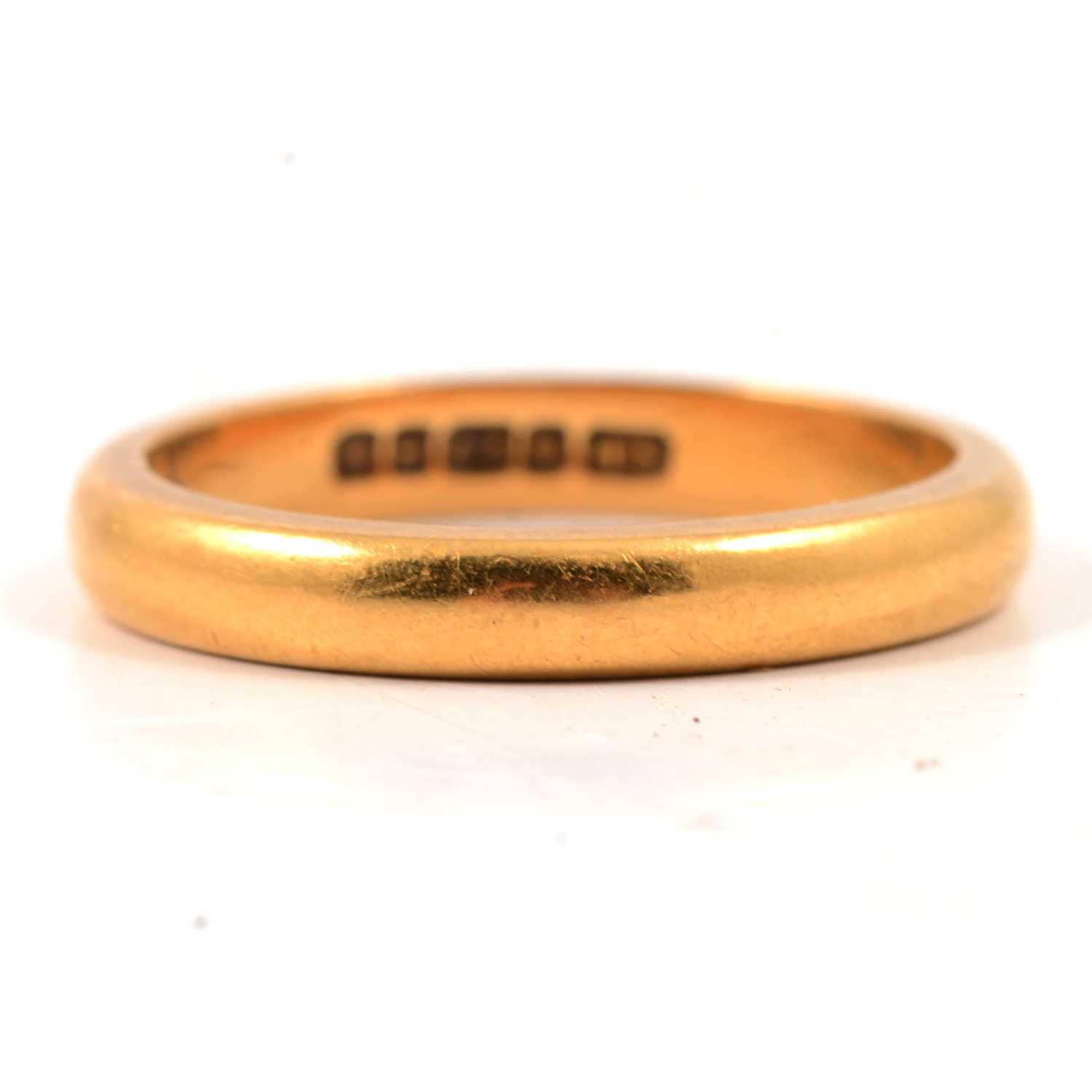 Lot 76 - A 22 carat yellow gold wedding band.