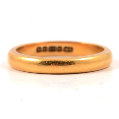 Lot 76 - A 22 carat yellow gold wedding band.