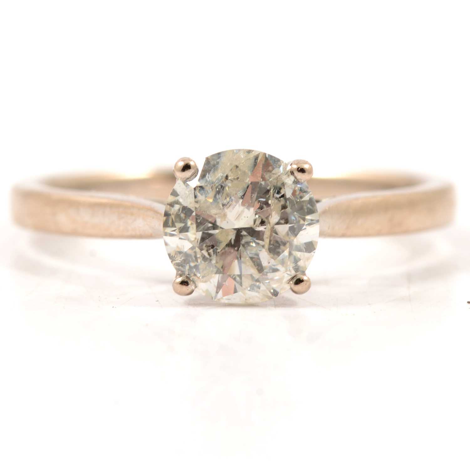 Lot 5 - A diamond solitaire ring.