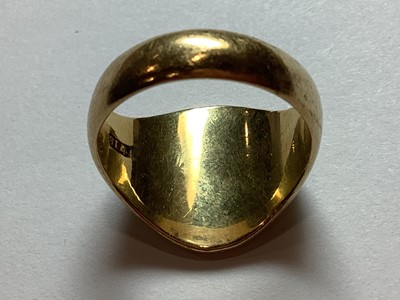 Lot 69 - An 18 carat gold signet ring and crystal intaglio seal - Leijonhfvud family crest.