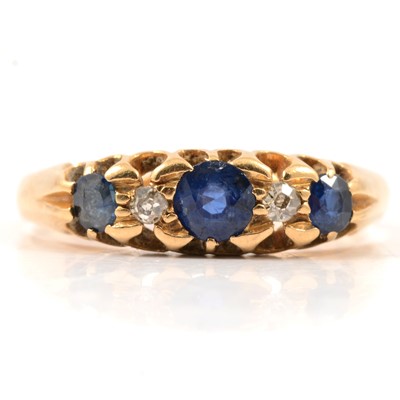Lot 37 - An Edwardian 18 carat yellow gold gemset ring
