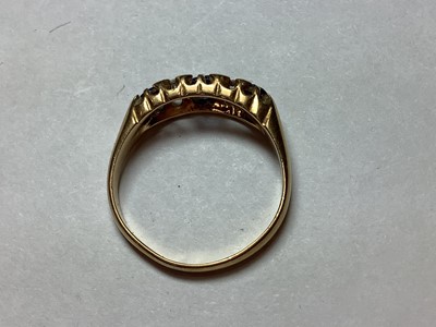 Lot 37 - An Edwardian 18 carat yellow gold gemset ring