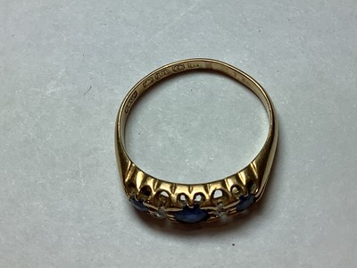 Lot 37 - An Edwardian 18 carat yellow gold gemset ring