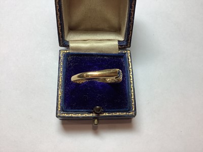 Lot 37 - An Edwardian 18 carat yellow gold gemset ring