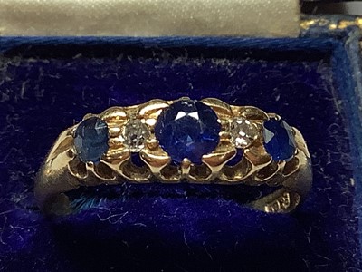 Lot 37 - An Edwardian 18 carat yellow gold gemset ring