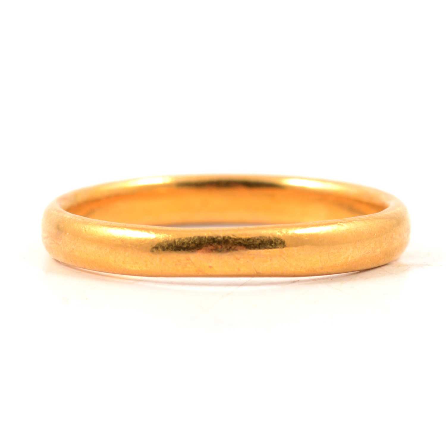 Lot 75 - A 22 carat yellow gold wedding band.