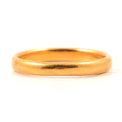 Lot 75 - A 22 carat yellow gold wedding band.