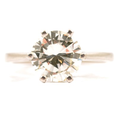 Lot 4 - A diamond solitaire ring.