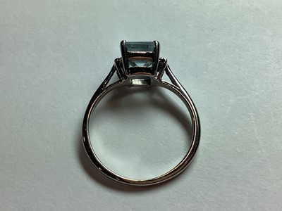 Lot 44 - An aquamarine and diamond ring.