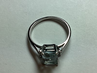 Lot 44 - An aquamarine and diamond ring.