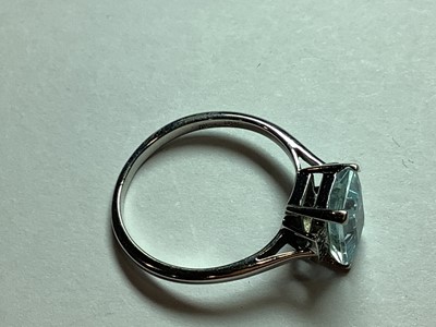 Lot 44 - An aquamarine and diamond ring.