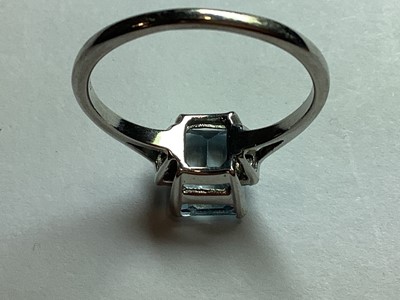 Lot 44 - An aquamarine and diamond ring.