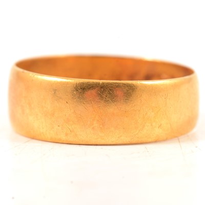 Lot 100 - A 22 carat yellow gold wedding band.