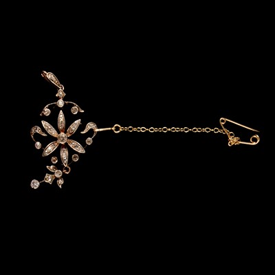 Lot 209 - An Edwardian diamond pendant.