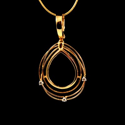 Lot 194 - A Canadian ammolite pendant an chain.