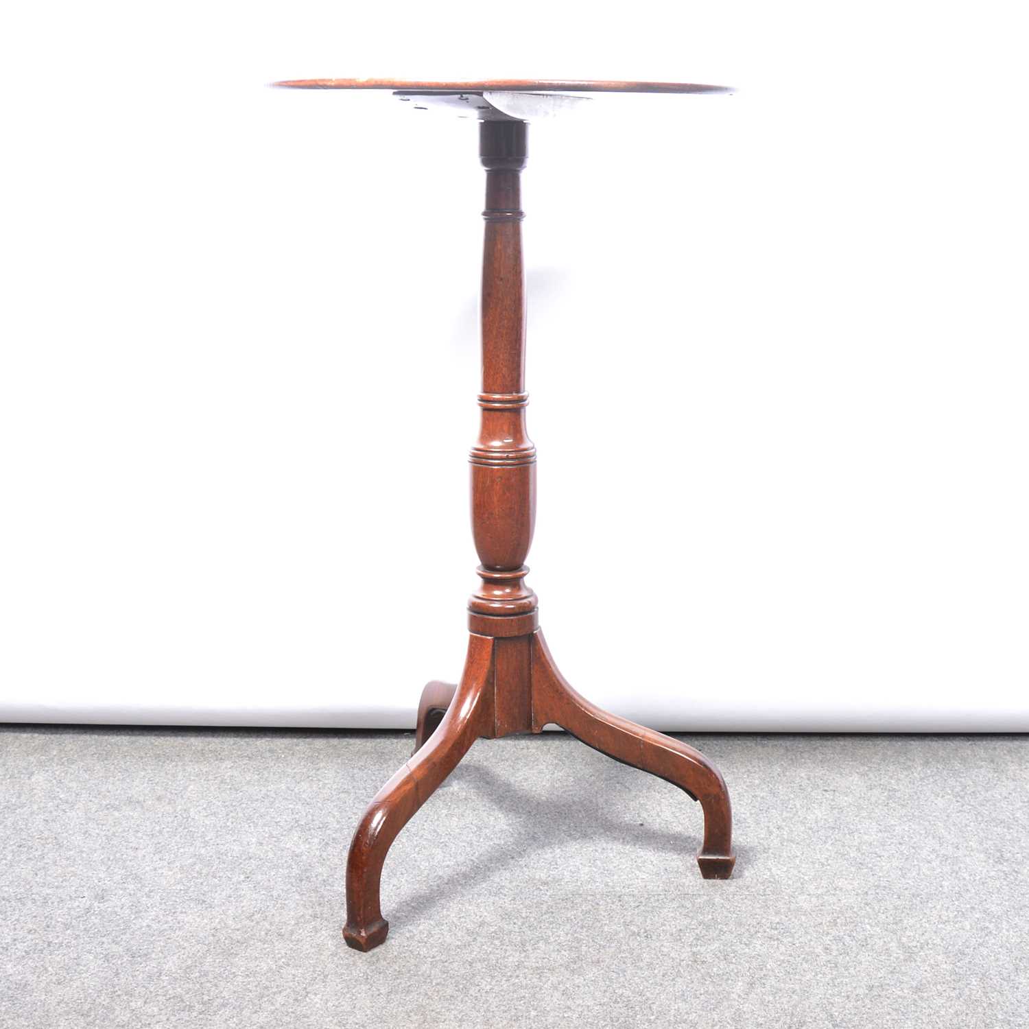 Lot 24 - A mahogany pedestal table