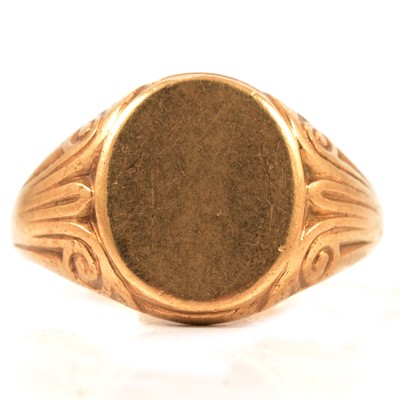 Lot 93 - A gentleman's 9 carat yellow gold signet ring.