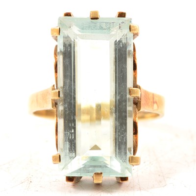 Lot 73 - An aquamarine dress ring.