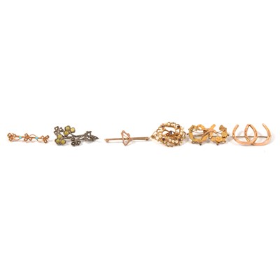 Lot 233 - Six vintage brooches.