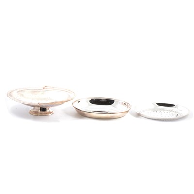 Lot 105 - A collection of plated ware