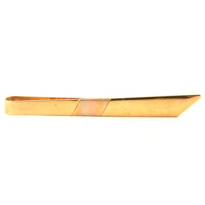 Lot 252 - A yellow metal tie bar with safety chain.