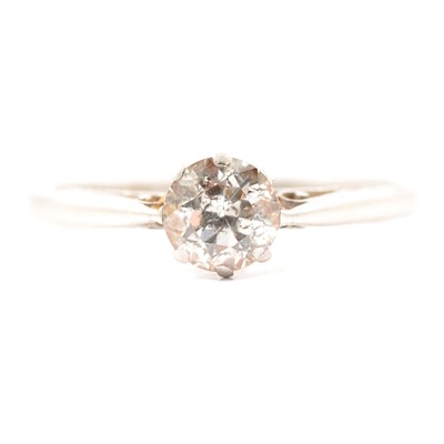 Lot 7 - A diamond solitaire ring.