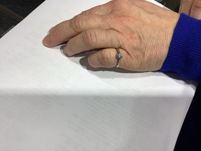 Lot 7 - A diamond solitaire ring.