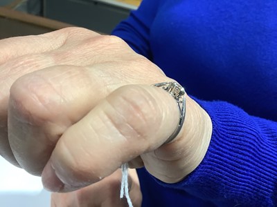 Lot 7 - A diamond solitaire ring.