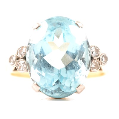 Lot 77 - An aquamarine and diamond ring.