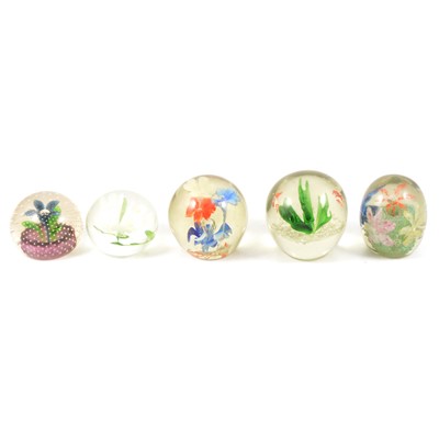 Lot 29 - Collection of paperweights