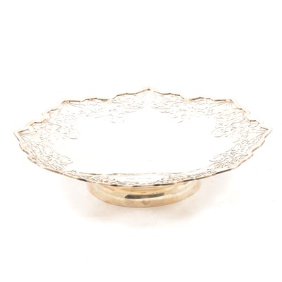 Lot 250 - A silver pieced pedestal cake stand by Joseph Rodgers & Sons
)