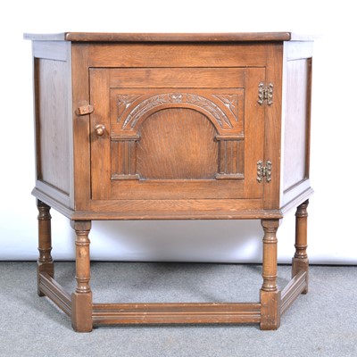 Lot 515 - Reproduction oak credence cupboard