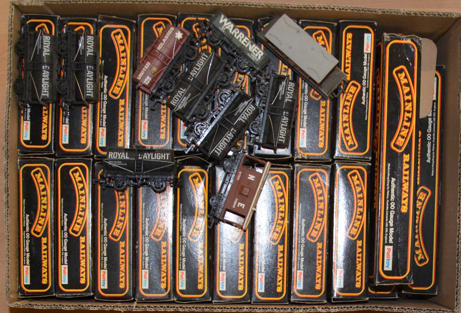 Lot 73 - Fifty Mainline OO gauge model railway wagons and rolling-stock