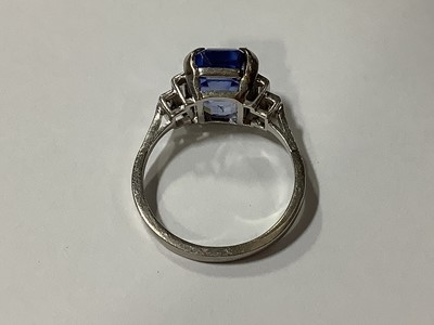 Lot 45 - A sapphire ring with two baguette cut diamonds in each shoulder.