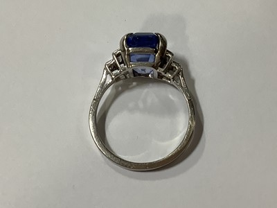 Lot 45 - A sapphire ring with two baguette cut diamonds in each shoulder.