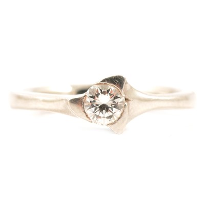 Lot 8 - A diamond solitaire ring.
